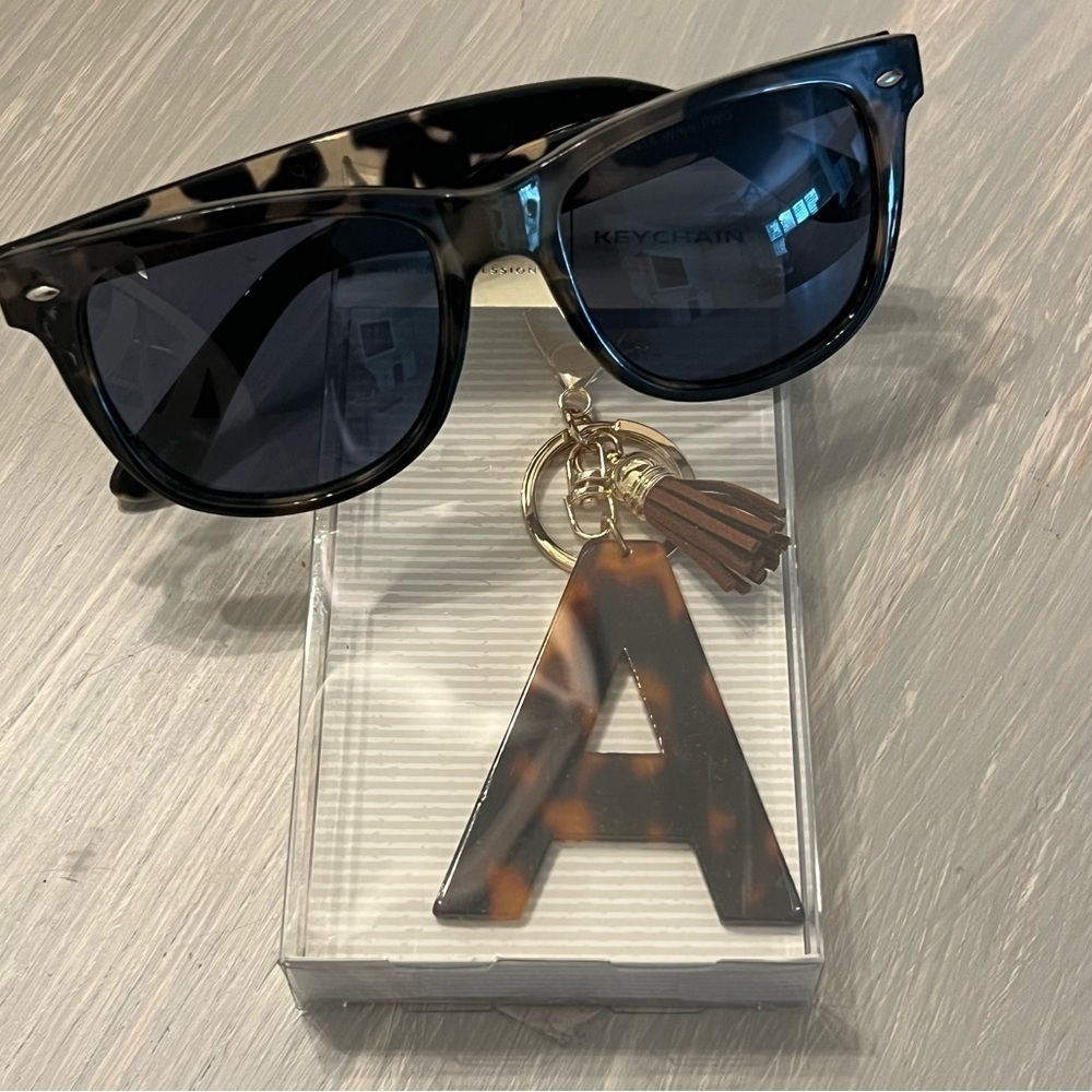 Victoria Leland Designs Bundle Tortoiseshell Sunglasses with Keychain - Picture 2 of 2